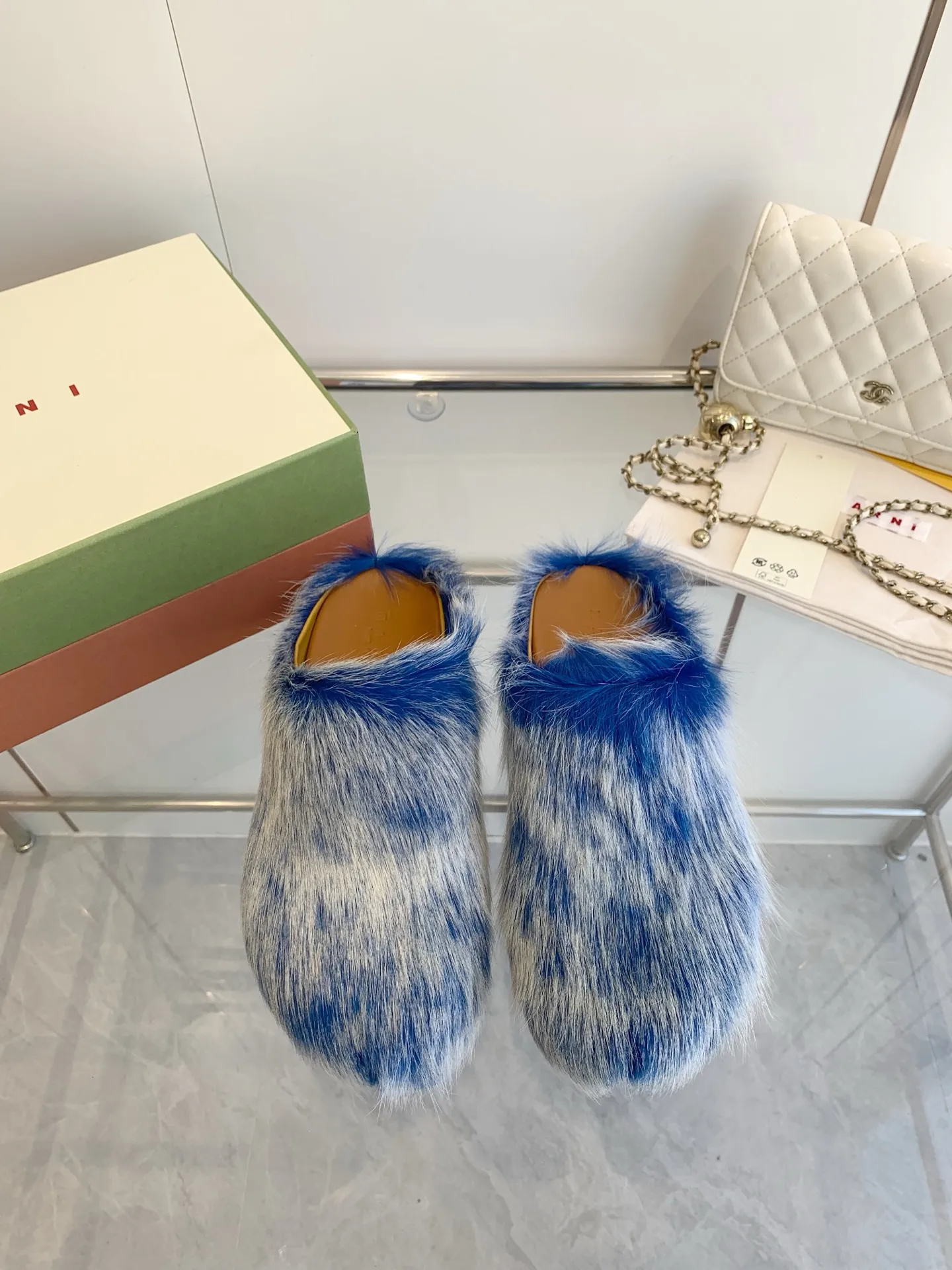 👟👟Ex-factory price 540👟👟 Men +20 🔥🔥🔥 MARNI Sabot Horsehair Slippers are a giant trendy horsehair slipper with a toe cap for all seasons, making it a beautiful landscape. The texture makes your feet more beautiful, confident and comfortable. It is a symbol of taste whether you wear it at home or outside! The real thing is very textured and the comfort is great. Fabric: horse hair. Lining: leather lining. Foot pads: leather. Sole: leather insole, rubber sole. Size: women's size 35-40. men's size: 40-46. Complete package.